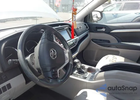 2014 Toyota Highlander Xle z USA, uszkodzony, nr VIN 5TDKKRFH0ES011024